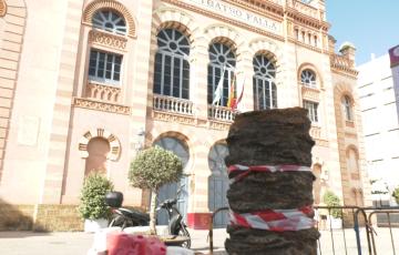 El ayuntamiento retira otra palmera ante el peligro de caída