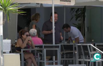 Turistas saliendo de un bar en la capital gaditana 