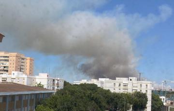 El levante dificulta las labores de extinción.