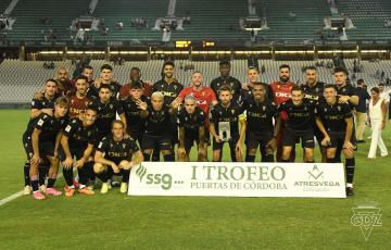 Los jugadores del Cádiz CF posan con el trofeo (Foto: CádizCF)
