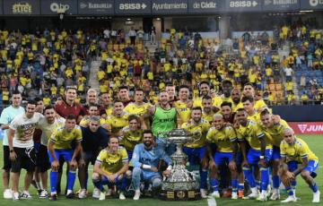 El Cádiz CF posa son su décimo Trofeo Carranza (Foto: CádizCF)
