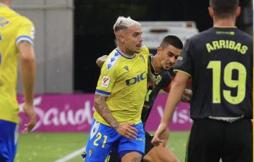 Roger Martí en una acción del partido (Foto: Cádiz CF)