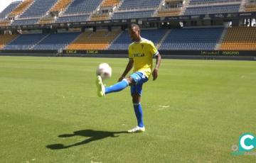 Lucas Pires posa para los medios gráficos tras el acto de presentación