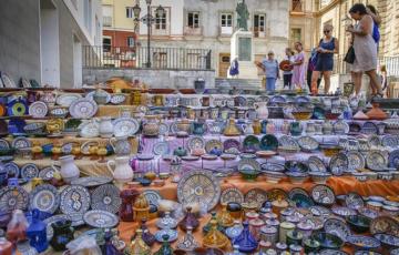 Uno de los puestos de cerámica instalado en la plaza de la Catedral.