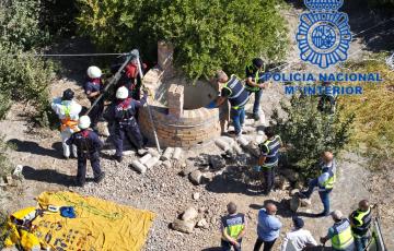 Efectivos de varias especialidades de la Policía Nacional proceden al rescate del cadáver localizado en un pozo agrícola de Jerez