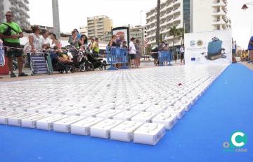 La campaña "El Mar en una lata" regaló en Cádiz 4000 latas de conservas de melva, caballa y melva canutera