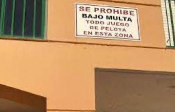 Cartel de prohibición de jugar a la pelota en una plaza de la ciudad