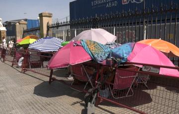 Imagen de sombrillas y sillas a las puertas del recinto de Música del Mar 