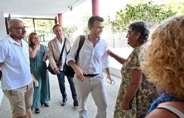 El alcalde de la ciudad durante el encuentro con los representantes de la asociación de vecinos de Puntales.