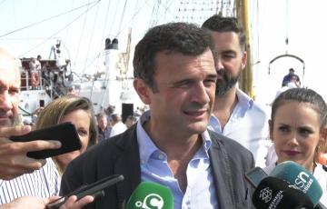 El alcalde Bruno García, junto a miembros de su equipo de Gobierno, durante la primera valoración de la Gran Regata ante la prensa en el mismo parque temático 