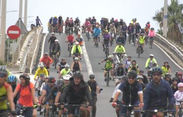La movilización ha salido de la Plaza Ana Orantes y ha cruzado el  Puente Carranza 