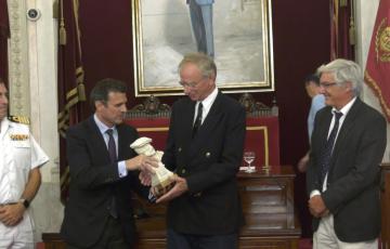 La organización de la regata recibe el premio Cádiz con Elcano.