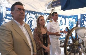 El cónsul de Cádiz y la embajadora en España de Uruguay, junto al Comandante del Capitán Miranda, durante su recepción a bordo con la prensa