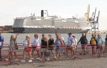 Un grupo de cruceristas saludan a su llegada al puerto de Cádiz