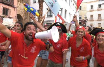 El desfile de tripulantes anima las calles de la ciudad.