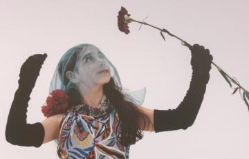 El FIT desgrana su cartel con una exposición en la fachada del Mercado Central.