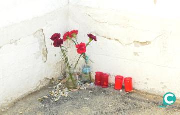 Velas y flores en recuerdo a Domingo en la plaza Manuel Santander.