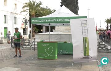 La mesa informativa instalada este viernes en la plaza de San Juan de Dios.