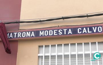 Desde este lunes luce el nombre de Modesta Calvo en la calle trasera del hospital.