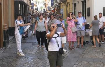 La plaza de la Catedral ha sido uno de los puntos elegidos para ofrecer el servicio de información a cruceritas