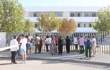 Familias del IES Elena García Armada a las puertas del centro 