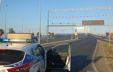 La Policía local mantiene cortado el tráfico 