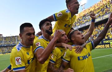 Los jugadores cadistas celebran uno de los tantos con sus aficionados (Foto: Cádiz CF)