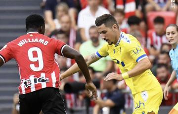 Javi Hernández en un duelo ante Iñaki Williams (Foto: Cádiz CF)