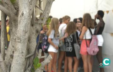 Jóvenes a las puertas del IES Drago 