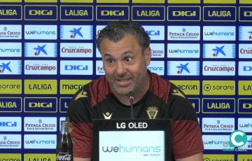 Sergio González durante su atención a medios