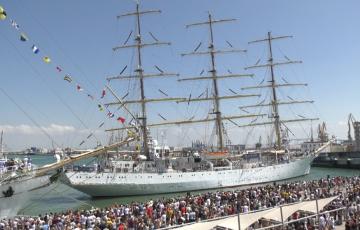 Los veleros dicen adiós al muelle gaditano acompañados de multitud de público.