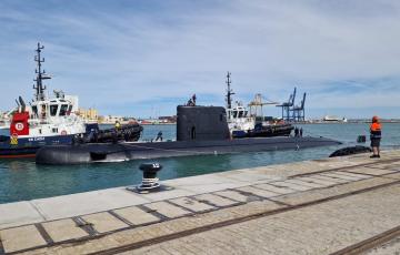 El submarino Galerna durante su maniobra de atraque a la llegada al puerto de Cádiz