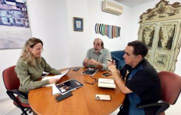 Encuentro de trabajo que han mantenido la diputada y vicepresidenta de la Fundación Provincial de Cultura, Vanesa Beltrán, con el comisario de este proyecto, Bruto Pomeroy.