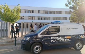 Policía nacional a las puertas del centro 