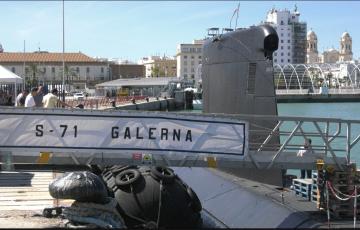 Este espacio apenas tiene una superfie de 100 metros cuadrados en donde conviven más de 60 personas