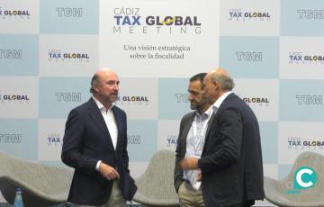 El promotor del Tax Global Meeting, José María Vallejo, junto a dos participantes del foro