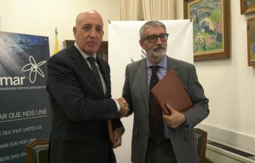 El presidente del CMMA y el rector de la UCA en funciones tras la firma del acuerdo entre ambas instituciones