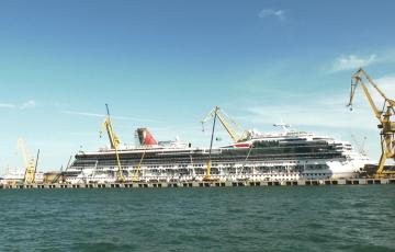 El Carnival Freedom ya en el astillero gaditano con su maltrecha chimenea pendiente de sustitución