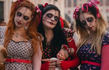 El Halloween son muchas las personas que van disfrazadas por la calle y acuden a fiestas.