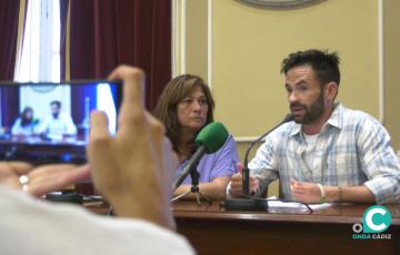 Los concejales de Adelante Izquierda Gaditana Helena Fernández y David de la Cruz.