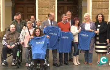 Foto de familia en la plaza de San Juan de Dios de algunos miembros de ADACCA con parte del equipo de gobierno del Ayuntamiento.
