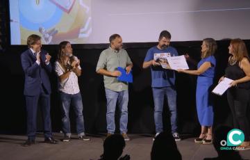 La concejala de cultura, Maite González, le entregó un diploma a Mikel Gil por el corto "081".