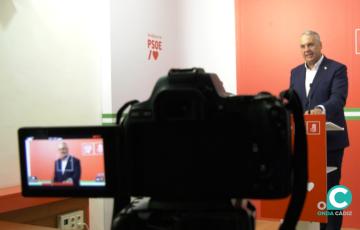 El secretario general del PSOE de Cádiz, Juan Carlos Ruiz Boix, durante la rueda de presa.