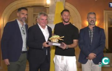 Conan Ledesma contiúa el reconocimento de las peñas cadistas 