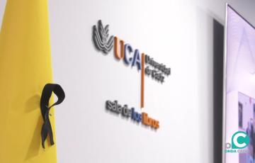 Imagen del crespón negro en una sala de la UCA 