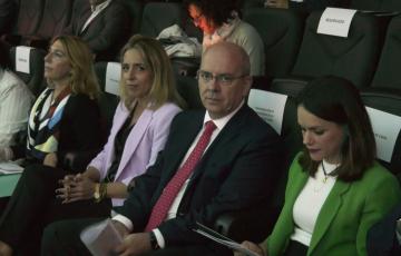 El presidente de CEC, Javier Sánchez Rojas, flanqueado por la presidenta de Diputación y la concejala de Desarrollo Económico de Cádiz, antes de presentar Cádiz Investment Hub