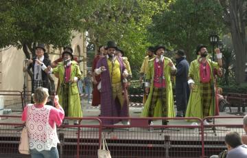 Cádiz celebra la primera jornada de carreras sin descanso en la agenda paralela.