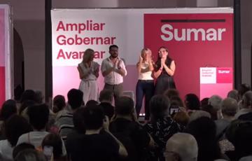 La líder de Sumar, Yolanda Dïaz, junto a la diputada por Cádiz, Esther Gil, y el coordinador provincial de IU, Jorge Rodríguez, al término del mitin ofrecido en el Aulario La Bomba de Cádiz