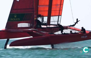 Imagen del F50 Victoria del equipo español durante los primeros entrenamientos de la cita gaditana de Sail GP