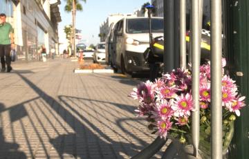 Un ramo de flores en el lugar de los hechos 